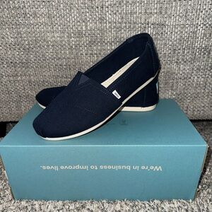 TOMS SLIP ON FLATS. WOMEN’S SIZE 6. WORN ONCE.